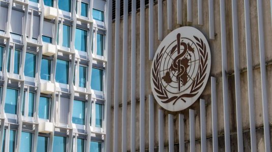 El logotipo y el edificio de la sede de la Organización Mundial de la Salud (OMS) en Ginebra, Suiza