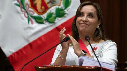 La presidenta de Perú asegura que su país ha derrotado a la inflación y la recesión