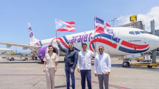 Ministro de Turismo le da salida al primer vuelo de Arajet a Puerto Rico