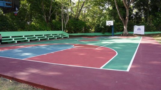 Desarrollo de la Comunidad acondiciona cancha deportiva en Salcedo