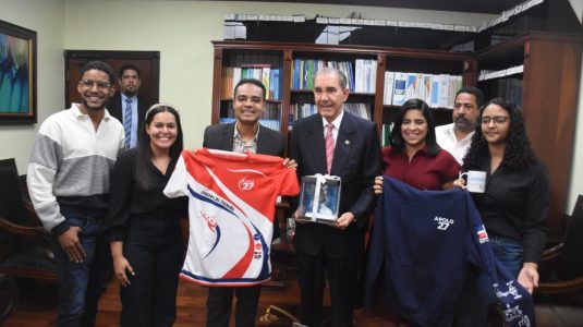 Reconocen a García Fermín por su liderazgo y transparencia en el programa de becas nacionales e internacionales del MESCyT