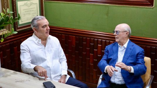 Presidente Abinader resalta consenso nacional ante crisis haitiana tras reunión con expresidente Hipólito Mejía