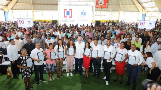 Presidente Abinader celebra cumpleaños entregando títulos de propiedad a 1,800 familias en el municipio de Quisqueya