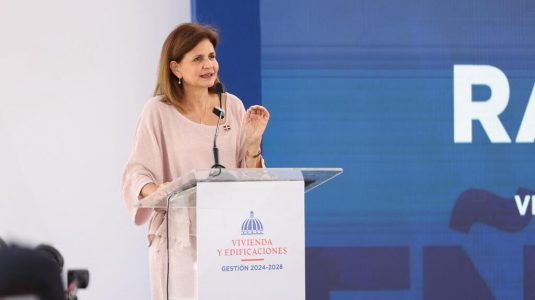 Gobierno entrega títulos tras casi dos décadas de espera en Bonao e inicia construcción de sede municipal en Santiago Oeste
