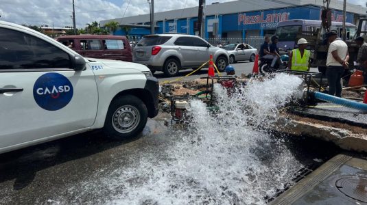 CAASD trabaja corrección de avería en avenida Máximo Gómez esquina Nicolás Ovando, DN