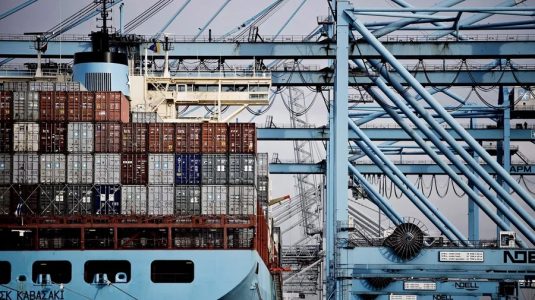 Las grandes navieras de Asia-Pacífico suspenden o reorganizan sus operaciones en Ormuz