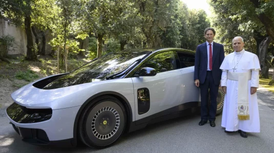 El papa León XIV se sienta al volante del primer Ferrari eléctrico