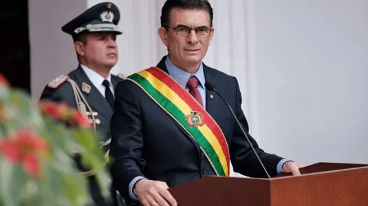 El presidente de Bolivia reducirá a la mitad su salario y el de sus ministros, en medio de conflictos
