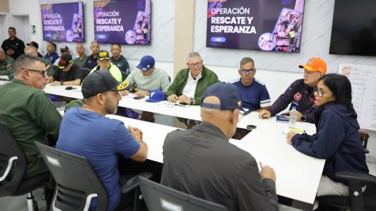 Brigadas de rescate internacionales se despliegan en La Guaira