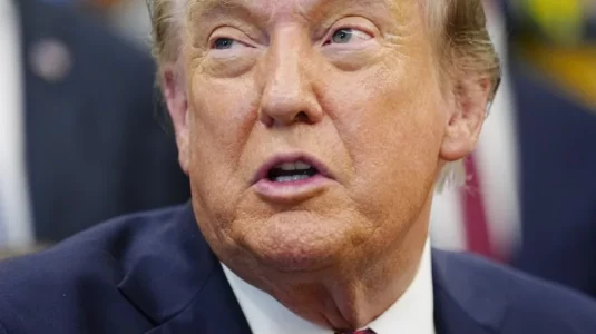 Trump amenaza a Irán por ataque a base en Jordania: «Le vamos a dar una jodida paliza»