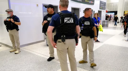 Hasta 40 inmigrantes al día han sido detenidos en los aeropuertos de EE.UU., según NBC