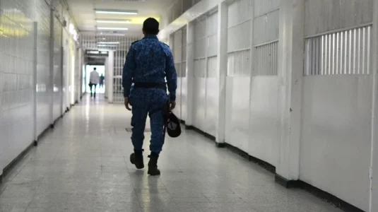 Trasladan a 103 presos de alta peligrosidad de una cárcel de Colombia a otros centros del país