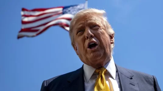 Trump retira fondos federales para procedimientos de transición de género en menores